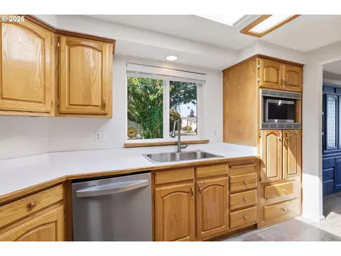 Kitchen - 4055 Royal Ave #22, Eugene, OR 97402 photo 7 of 10