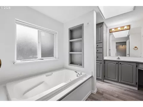 Bath - 4055 Royal Ave #22, Eugene, OR 97402 photo 4 of 4