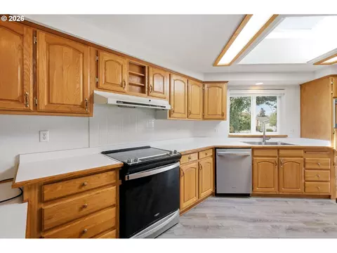 Kitchen - 4055 Royal Ave #22, Eugene, OR 97402 photo 5 of 10