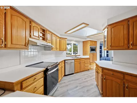 Kitchen - 4055 Royal Ave #22, Eugene, OR 97402 photo 2 of 10