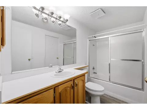 Bath - 4055 Royal Ave #22, Eugene, OR 97402 photo 1 of 4