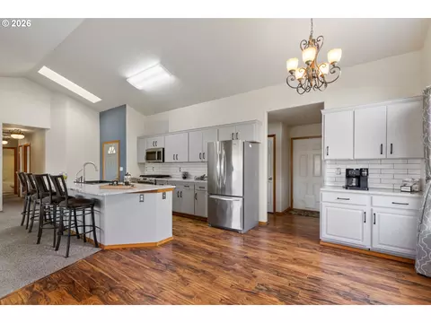 Kitchen - 111 SW Quinney Pl, Pendleton, OR 97801 photo 5 of 6