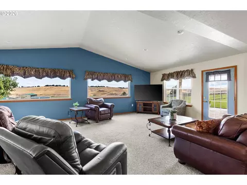 Living - 111 SW Quinney Pl, Pendleton, OR 97801 photo 1 of 4