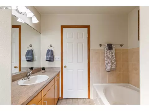 Bath - 111 SW Quinney Pl, Pendleton, OR 97801 photo 2 of 3