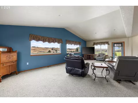Living - 111 SW Quinney Pl, Pendleton, OR 97801 photo 2 of 4
