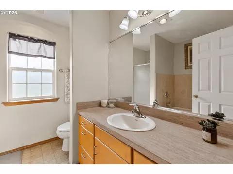 Bath - 111 SW Quinney Pl, Pendleton, OR 97801 photo 1 of 3