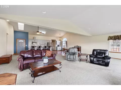 Living - 111 SW Quinney Pl, Pendleton, OR 97801 photo 4 of 4