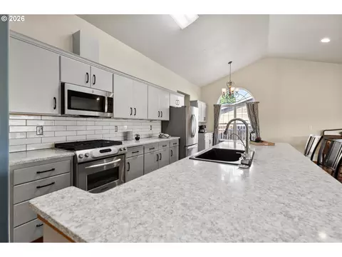 Kitchen - 111 SW Quinney Pl, Pendleton, OR 97801 photo 2 of 6