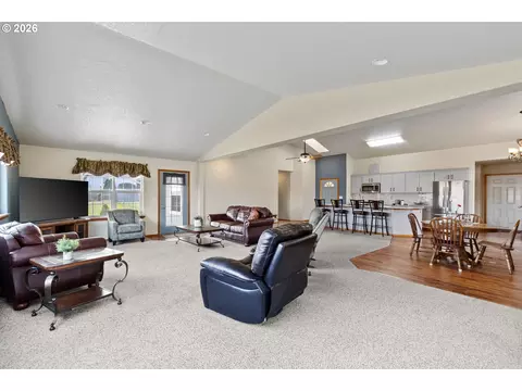 Living - 111 SW Quinney Pl, Pendleton, OR 97801 photo 3 of 4