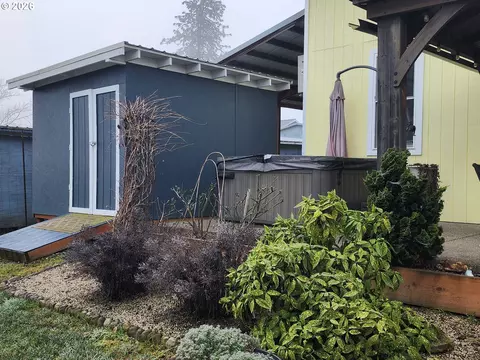 Exterior - 795 E St, Riddle, OR 97469 photo 7 of 10