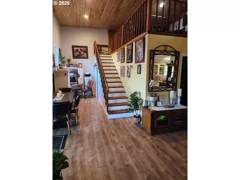 Entry Way - 795 E St, Riddle, OR 97469 photo 3 of 4