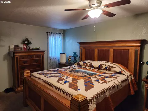 Bedroom - 795 E St, Riddle, OR 97469 photo 2 of 3