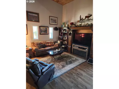 Living - 795 E St, Riddle, OR 97469 photo 3 of 3