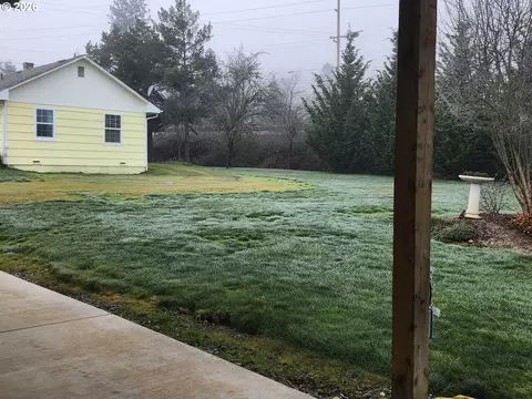Exterior - 795 E St, Riddle, OR 97469 photo 2 of 10