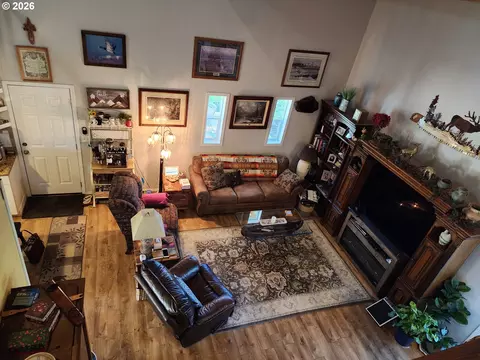 Living - 795 E St, Riddle, OR 97469 photo 2 of 3