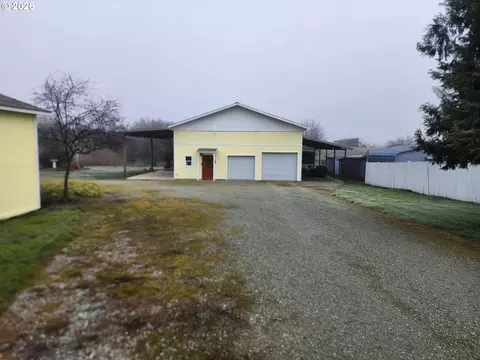 Exterior - 795 E St, Riddle, OR 97469 photo 5 of 10