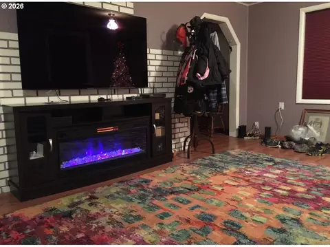 Living - 795 E St, Riddle, OR 97469 photo 1 of 3
