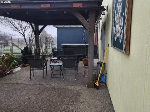 Exterior - 795 E St, Riddle, OR 97469 photo 9 of 10