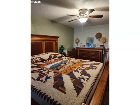 Bedroom - 795 E St, Riddle, OR 97469 photo 3 of 3