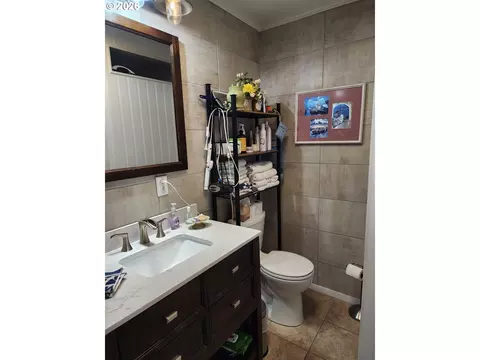 Bath - 795 E St, Riddle, OR 97469 photo 2 of 3