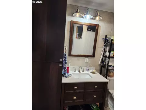 Bath - 795 E St, Riddle, OR 97469 photo 1 of 3