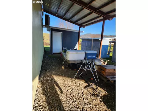 Exterior - 795 E St, Riddle, OR 97469 photo 10 of 10