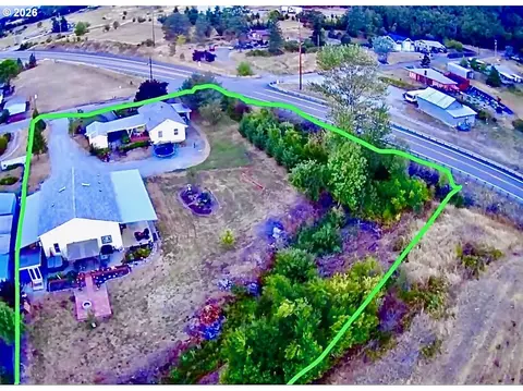 View/Area - 795 E St, Riddle, OR 97469 photo 1 of 1