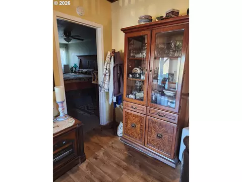 Entry Way - 795 E St, Riddle, OR 97469 photo 4 of 4