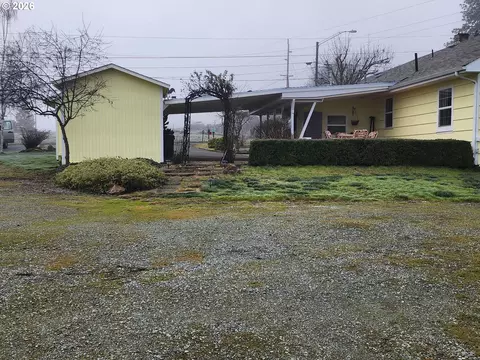 Exterior - 795 E St, Riddle, OR 97469 photo 3 of 10