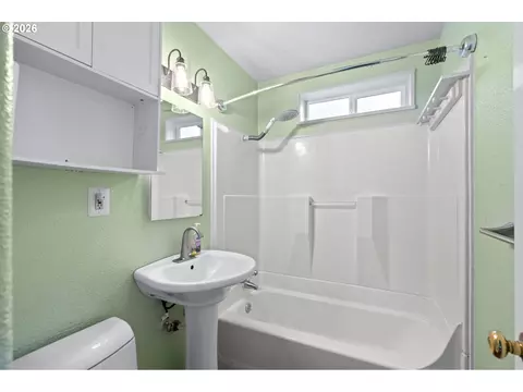 Bath - 411 NW 9th St, Pendleton, OR 97801 photo 1 of 1