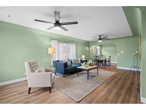 Living - 411 NW 9th St, Pendleton, OR 97801 photo 2 of 4