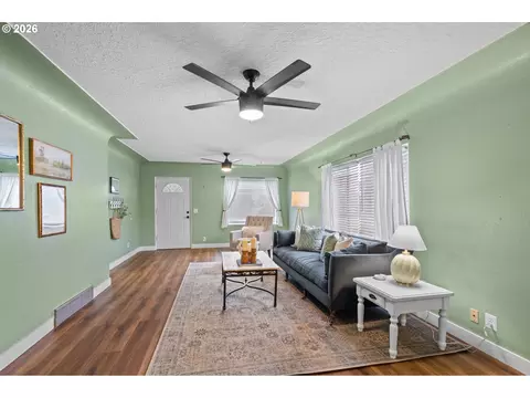 Living - 411 NW 9th St, Pendleton, OR 97801 photo 4 of 4