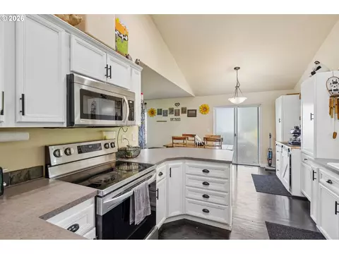 Kitchen - 40348 Therese St, Sandy, OR 97055 photo 3 of 4