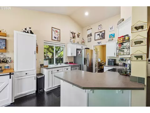 Kitchen - 40348 Therese St, Sandy, OR 97055 photo 2 of 4