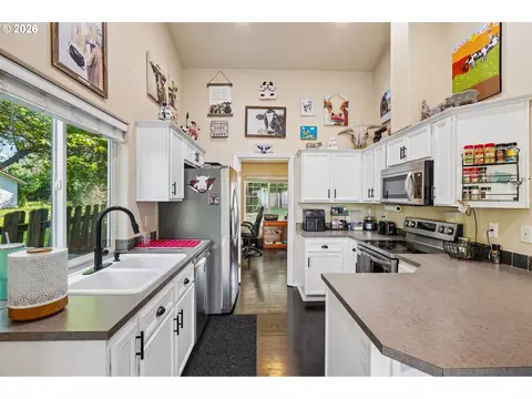 Kitchen - 40348 Therese St, Sandy, OR 97055 photo 4 of 4
