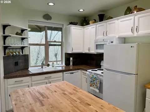 Kitchen - 37071 Dubarko Rd #8, Sandy, OR 97055 photo 5 of 9