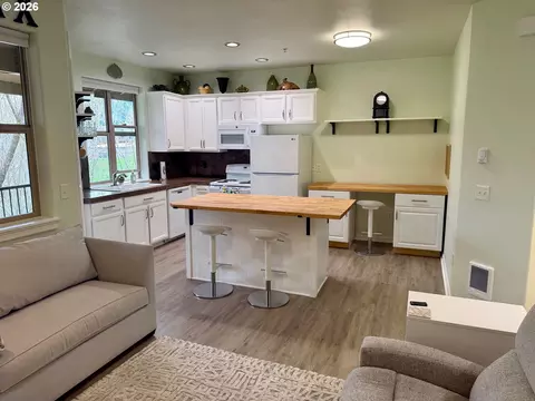Kitchen - 37071 Dubarko Rd #8, Sandy, OR 97055 photo 3 of 9