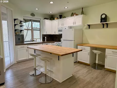 Kitchen - 37071 Dubarko Rd #8, Sandy, OR 97055 photo 2 of 9