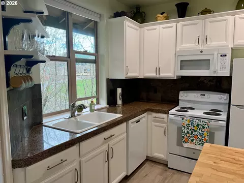 Kitchen - 37071 Dubarko Rd #8, Sandy, OR 97055 photo 6 of 9