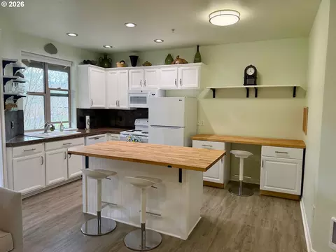Kitchen - 37071 Dubarko Rd #8, Sandy, OR 97055 photo 8 of 9