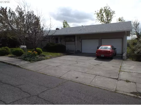 2106 SW Nye Ave, Pendleton, OR 97801 photo 1