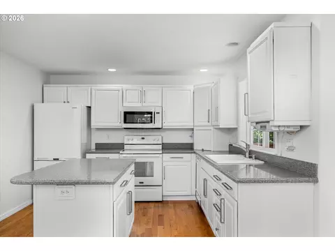 Kitchen - 2331 Todd St, Eugene, OR 97405 photo 1 of 2