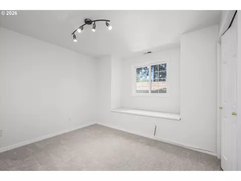 Bedroom - 2331 Todd St, Eugene, OR 97405 photo 5 of 8