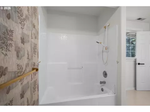 Bath - 2331 Todd St, Eugene, OR 97405 photo 2 of 4