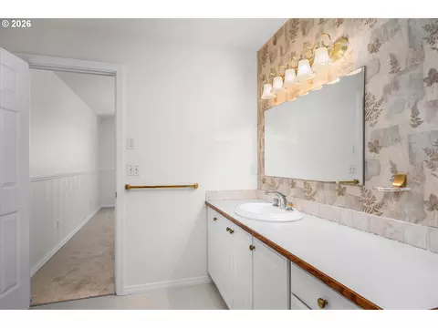 Bath - 2331 Todd St, Eugene, OR 97405 photo 1 of 4