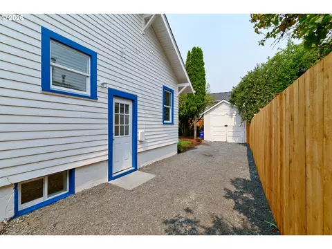 Exterior - 240 E Clarendon St, Gladstone, OR 97027 photo 4 of 8