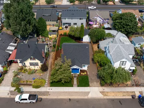 View/Area - 240 E Clarendon St, Gladstone, OR 97027 photo 2 of 5