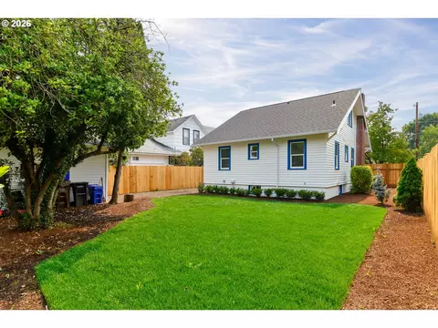 Exterior - 240 E Clarendon St, Gladstone, OR 97027 photo 5 of 8