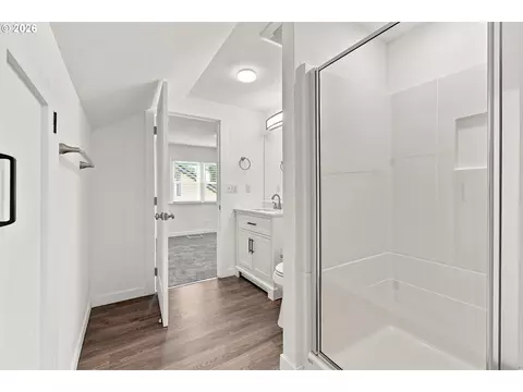 Bath - 240 E Clarendon St, Gladstone, OR 97027 photo 4 of 4