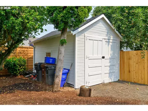 Exterior - 240 E Clarendon St, Gladstone, OR 97027 photo 7 of 8